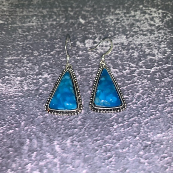 Triangular dangling earrings - Picture 4 of 5